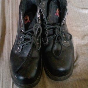 Steel toes shoes right foot is a little damage